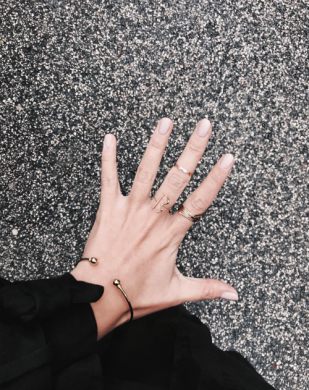 goldener Armschmuck und modische Armbänder Madeleine Issing