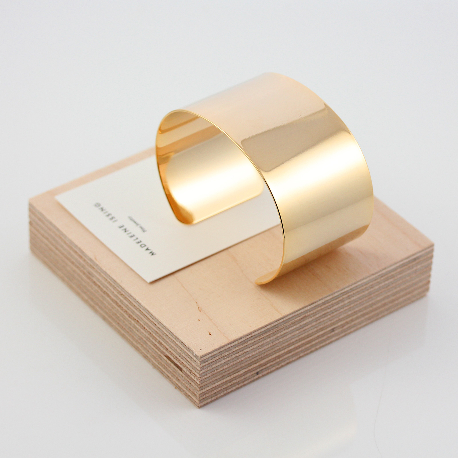 Breite Gold Armspangen minimalistisch Madeleine Issing